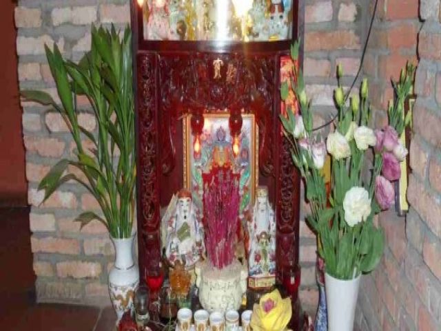 Đặt cây phát lộc lên bàn thờ hút lộc