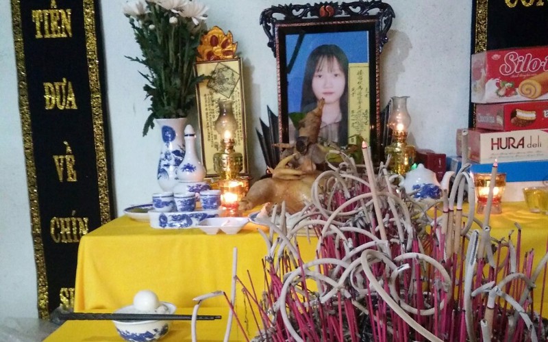 Nhờ sự giúp đỡ của mọi người, anh đã kịp về nhìn con phút cuối (Ảnh: Pháp luật TP.HCM)