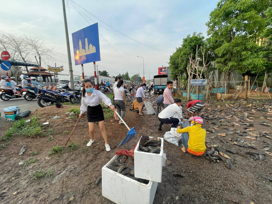 Người dân mỗi người một tay phụ giúp tài xế (Ảnh: Thanh Niên)