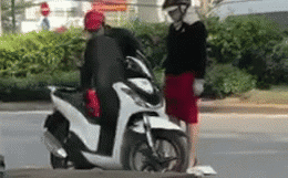 Chàng trai vứt đồ và nói một câu khiến bạn gái ngỡ ngàng (Ảnh: Pháp luật và bạn đọc)