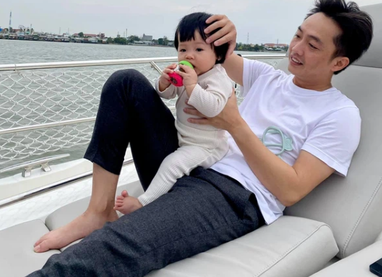 Chưa tròn 1 tuổi nhưng nhóc tỳ nhà Cường Đô La đang tận hưởng Shbet16 chơi game trực tuyến bao người mơ ước. Trong kỳ nghỉ lễ Giỗ tổ Hùng Vương (ngày 21/4) vừa qua, Suchin tận hưởng thú vui đúng chất tiểu thư giới nhà giàu. Cụ thể Cường Đô La và Đàm Thu Trang đã đưa con gái cưng lên du thuyền sang chảnh để đi dạo. Cô bé với ánh mắt hồn nhiên và ngây thơ nhìn bố mẹ cực cute. Đặc biệt, chỉ 1 buổi đi chơi nhưng ái nữ của đại gia Cường Đô La được đầu tư 2 bộ Shbet999 com đăng nhập để chụp ảnh 