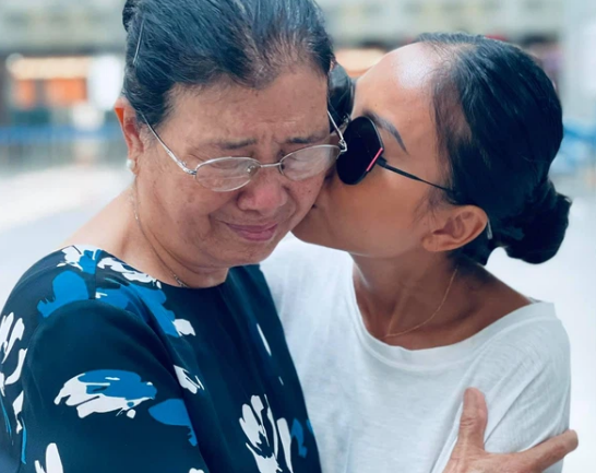 Tối ngày 21/4, Đoan Trang đã viết tâm thư thông báo cô chính thức tạm rời showbiz Việt để sang Singapore sinh sống cùng chồng và con gái. Cô tiết lộ lý do vì công việc của chồng ngoại quốc và muốn tạo điều kiện học tập tốt hơn cho con gái. Cô đăng ảnh được cả Shbet111 slot, casino, thể thao, xổ số đưa ra sân bay. Chồng cô chia sẻ: 