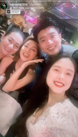 Vừa qua, Quốc Trường và Minh Hằng gây sốt khi bị bắt gặp khoảnh khắc ôm ấp tình tứ giữa phố. Giữ im lặng trước tin đồn nhưng Quốc Trường lại đưa Bảo Anh đến dự buổi tiệc sinh nhật thân mật của Shbet111 slot, casino, thể thao, xổ số được tổ chức vào tối ngày 23/4. Bảo Anh ngồi cạnh mẹ Quốc Trường và liên tục có những cử chỉ thân thiết. Quốc Trường cũng khá tình tứ với Bảo Anh trước mặt phụ huynh như kiểu cặp đôi đang ra mắt Shbet111 slot, casino, thể thao, xổ số. Đặc biệt, trong suốt buổi tiệc, mẹ của Quốc Trường và Bảo Anh luôn đứng cạnh nhau. Chỉ với những chi tiết này, người hâm mộ đang rất tò mò mối quan hệ của Bảo Anh và Quốc Trường thật sự là gì. Bảo Anh và Quốc Trường 5 lần 7 lượt vướng tin đồn hẹn hò nhưng liên tục phủ nhận. Dù vậy cả hai vẫn được netizen 