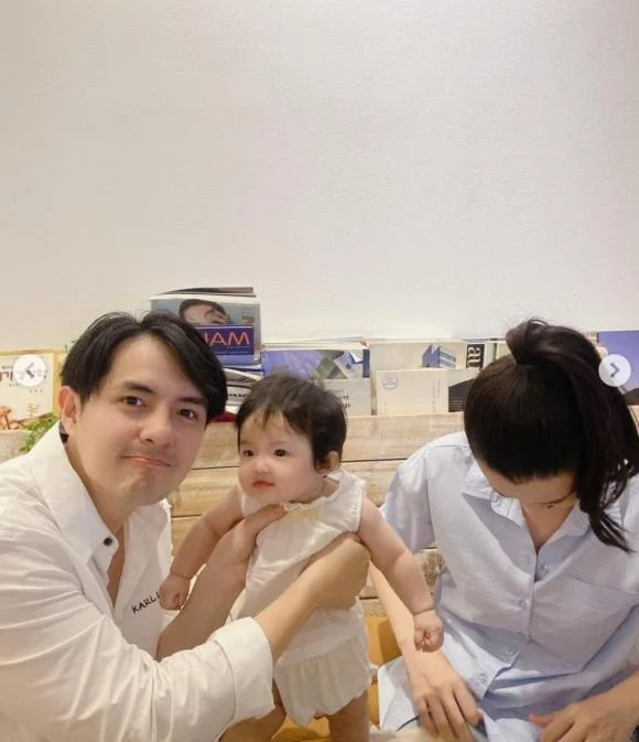 Mới hơn 5 tháng tuổi nhưng bé Winnie nhà Đông Nhi - Ông Cao Thắng đã trở thành người mẫu nhí của mẹ. Mới đây cô bé tiếp tục gây sốt với những hình ảnh tinh nghịch, dễ thương. Đặc biệt, ở hình ảnh “đọ nhan sắc” bên bố, bé Winnie còn gây sốt hơn khi giống bố như đúc. Từ biểu cảm đến điệu cười đều giống bố như sao y bản chính.