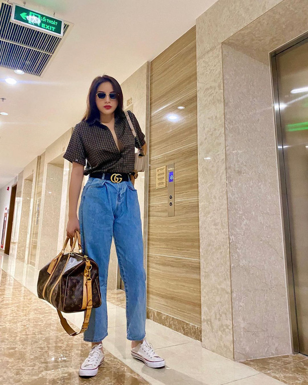 Áo sơ mi quần jeans ống đứng giày sneaker trắng được diện đi diện lại vẫn chẳng bao giờ hết nhiệt.    