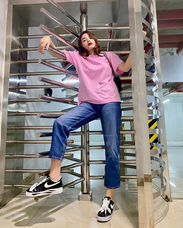Áo hồng quần jeans và giày sneaker là bộ đôi dứt khoát sẽ tạo hiệu ứng hack tuổi mạnh mẽ cho người diện.     