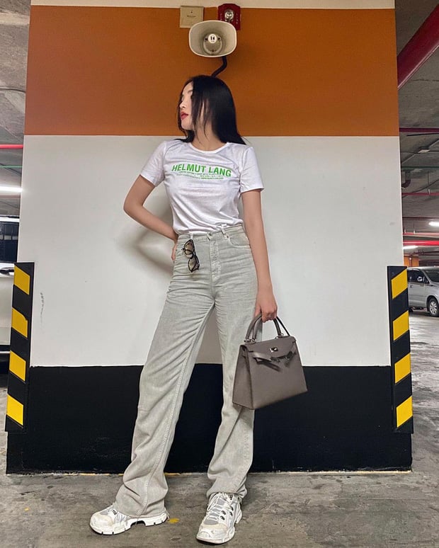 Với những chiếc quần jeans ống dài lượt thượt, bạn nên sơ vin và mix với giày độn đế như Kỳ Duyên là ổn áp.    