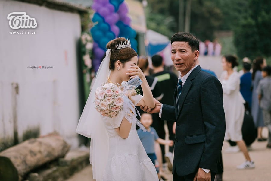 Người bố quay lưng giấu giọt nước mắt  (Ảnh: Đất Việt)