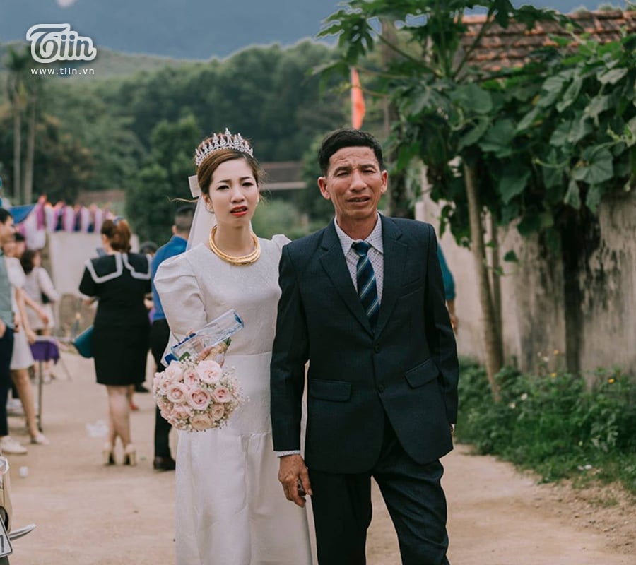 Cả hai bố con mắt đỏ hoe (Ảnh: Đất Việt)