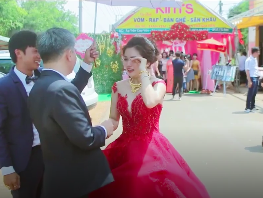 Ngày con gái theo chồng, ông bố nào cũng khóc