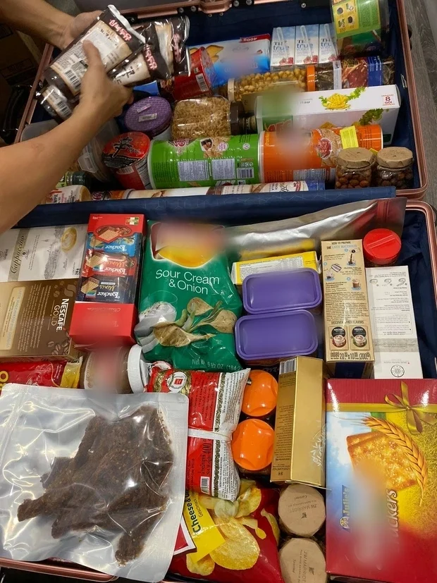 CĐM chia sẻ về bức ảnh Lương Thế Thành ngồi miệt mài soạn thức ăn cho Thúy Diễm đi công tác. Bà xã cũng phải bật cười vì sự chu đáo của Lương Thế Thành. Cô viết: 