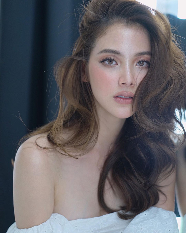 Cứ tưởng người có nét đẹp thuần châu Á như Baifern không hợp với kiểu trang điểm tone nude/nâu cá tính sắc sảo của phương Tây, nhưng không hề mà thậm chí cô nhìn còn vô cùng thu hút, khác biệt với layout make-up này.