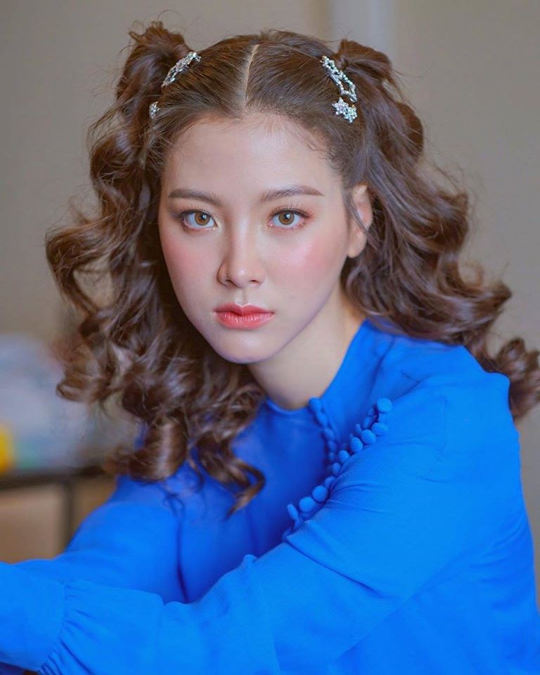 Điểm nhấn của kiểu trang điểm này chính là đôi mắt với những ánh nhũ sáng, đôi má ửng hồng