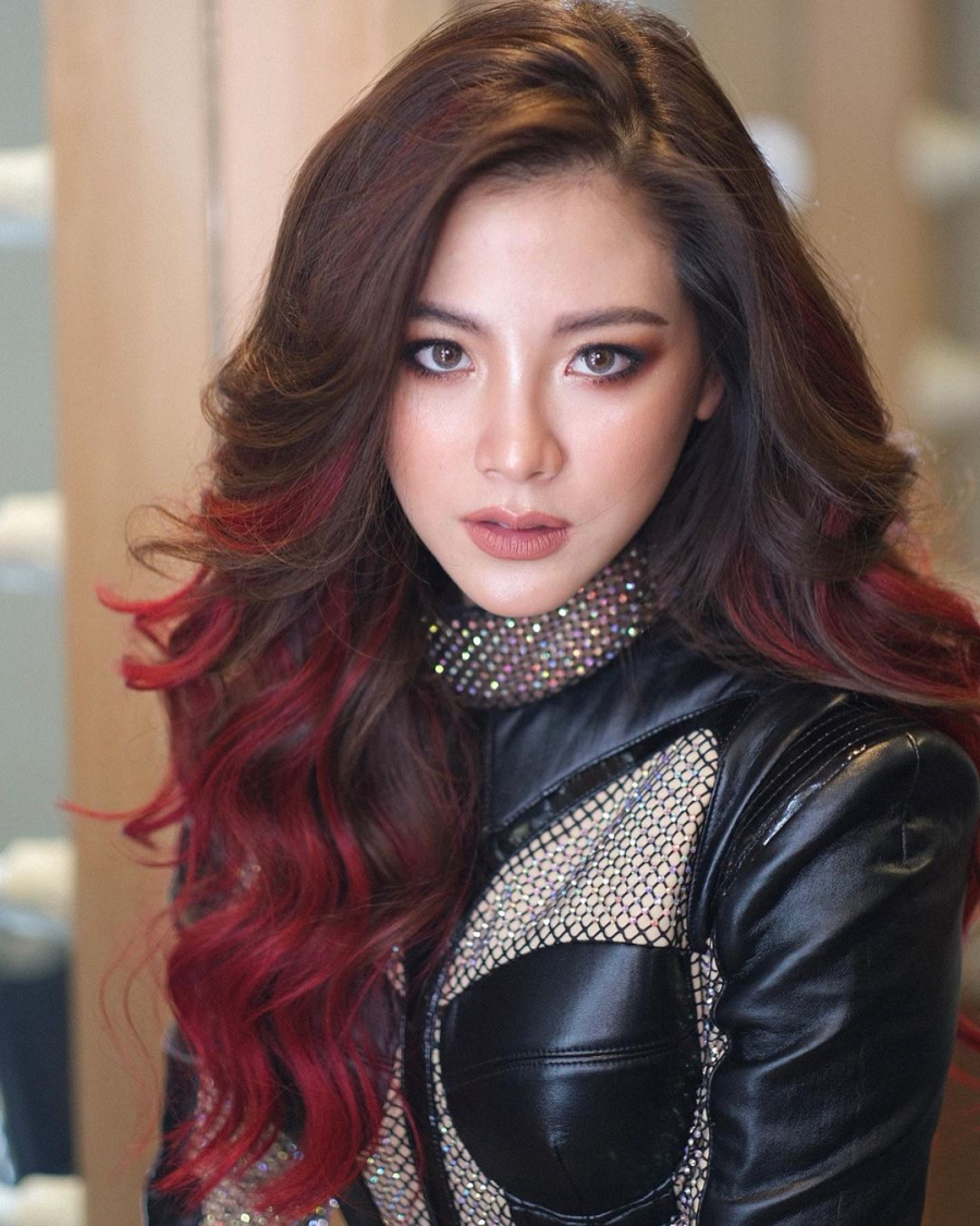 Đừng nghĩ rằng người sở hữu ngủ quan hài hòa thanh tú như Baifern chỉ hợp các kiểu trang điểm ngọt ngào, mà kiểu trang điểm mắt khói này vẫn rất 