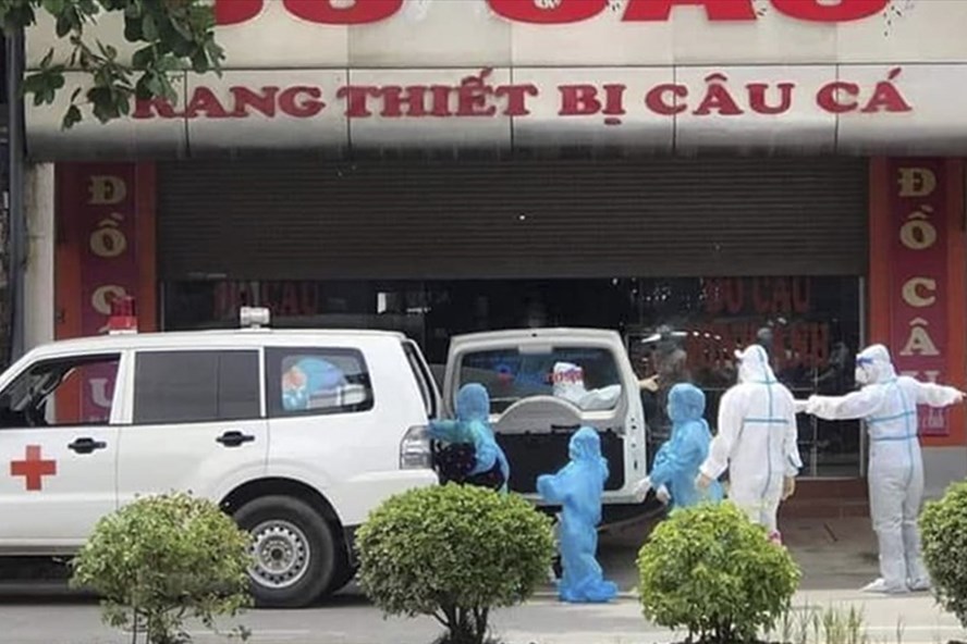 CDC Điện Biên tiến hành phun khử khuẩn tại các điển liên quan đến bệnh nhân dương tính với SARS-COV-2 (Ảnh: Lao động)  
