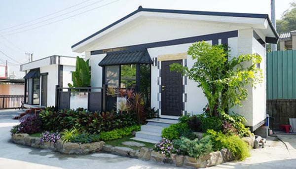 Cửa chính ngôi nhà hút lộc