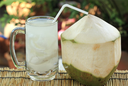 Người dị ứng không uống nước dừa