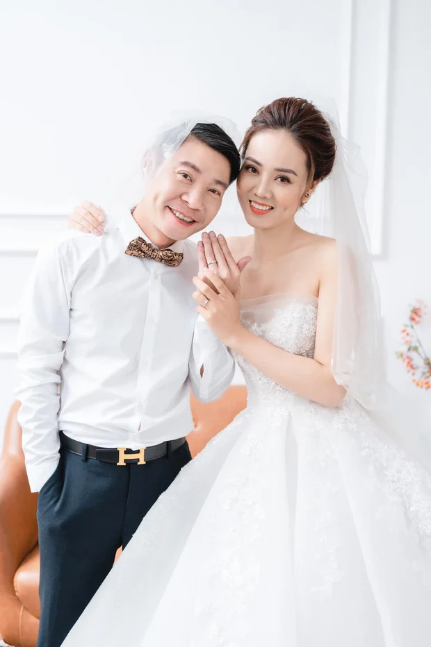 Vợ NS Công Lý bất ngờ đăng đàn tiết lộ chuyện cả hai thường xuyên cãi nhau. 