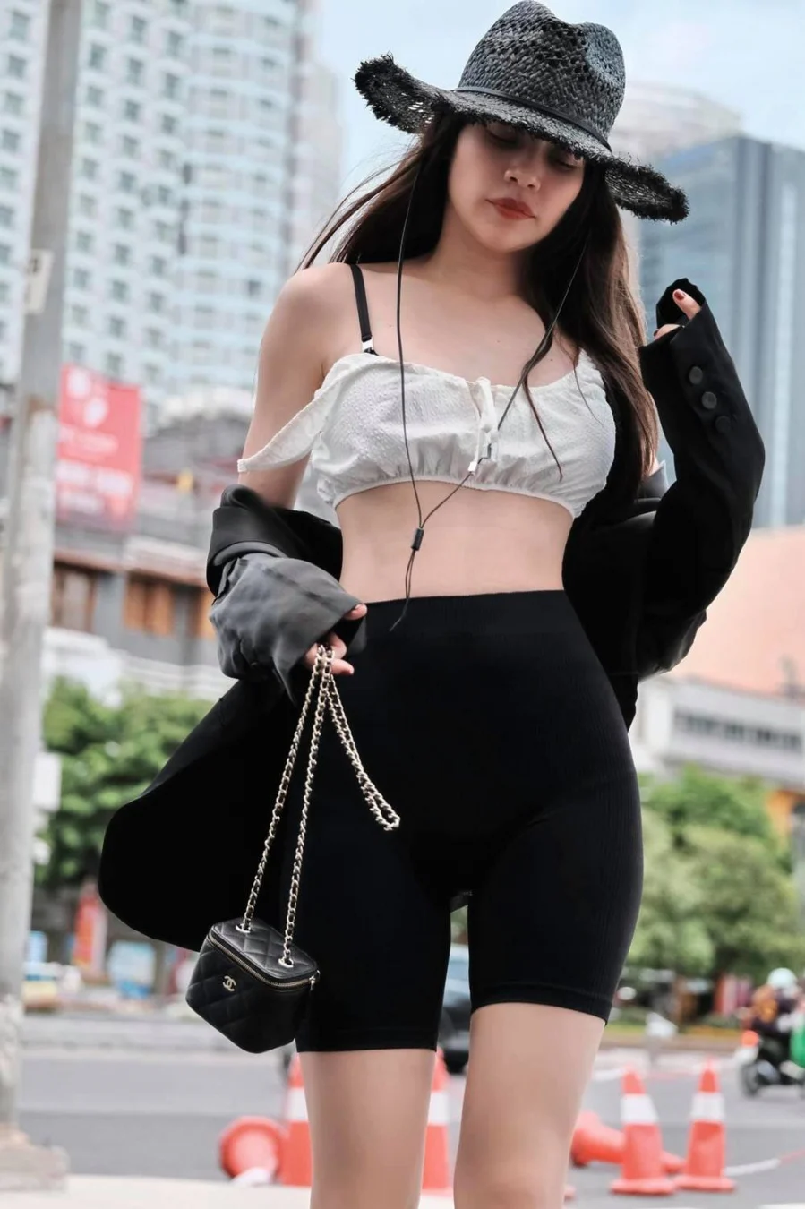 Từ khi hạ sinh hai nhóc tỳ Leon và Lisa, Hà Hồ lấy lại vóc dáng nhanh chóng. Mới đây cô còn khoe streetstyle khiến dân tình tỏ ra vô cùng ghen tỵ với vòng eo thon gọn. Cô diện quần ôm sát, áo croptop cá tính, năng động kèm dòng trạng thái: 
