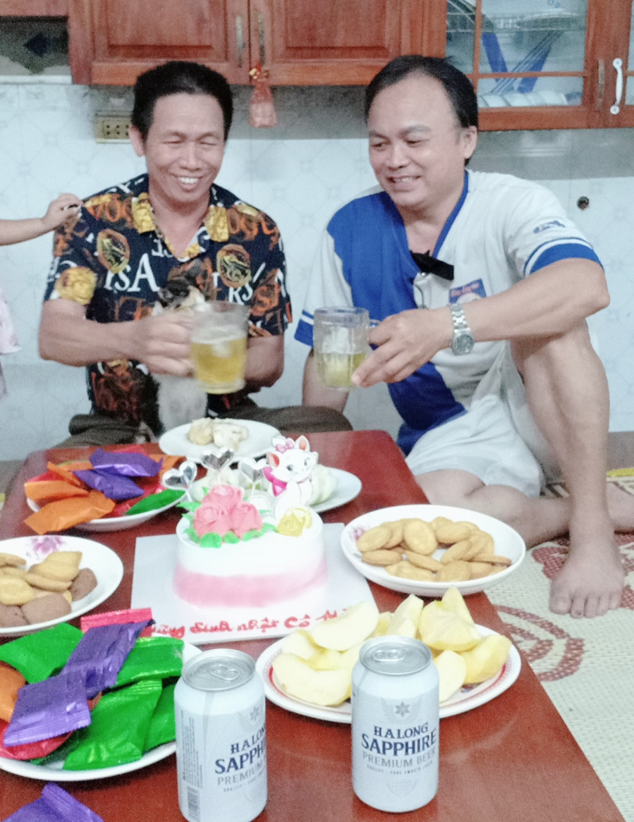 Vẻ mặt vui vẻ của 2 người đàn ông trong ngày sinh nhật 
