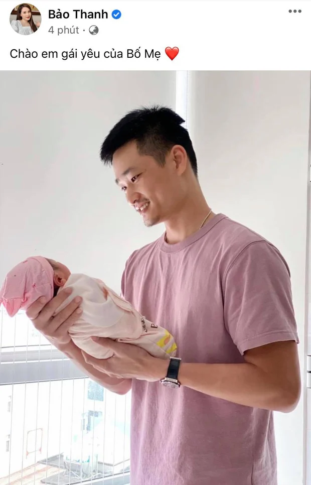 Sáng nay (ngày 13/5), diễn viên Bảo Thanh đã vượt cạn thành công sau 9 tháng 10 ngày mang thai con thứ 2. Được biết, nhóc tỳ của Bảo Thanh là 1 bé gái, hiện cô chưa tiết lộ dung mạo và tên riêng của con với khán giả hâm mộ. Không giấu được niềm hạnh phúc, Bảo Thanh đã chia sẻ hình ảnh ông xã đang bế công chúa nhỏ mới lọt lòng trên tay và viết: 