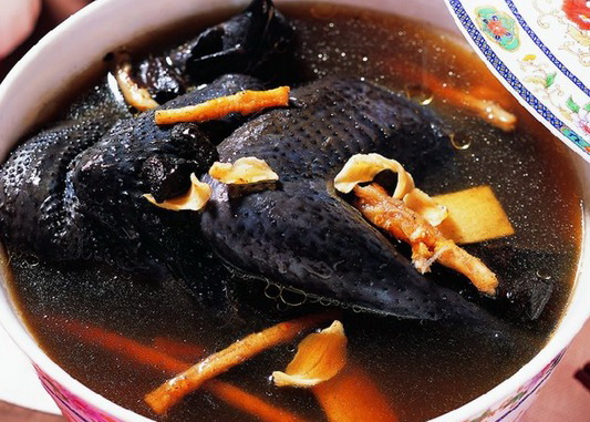 Canh gà hầm tam thất tốt cho người mắc rối loạn tiền đình