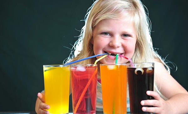 Nước ngọt có ga gây thấp lùn cho bé