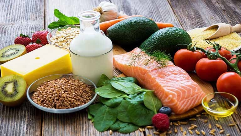 Hải sản, rau lá xanh tốt người mắc tê bì chân tay