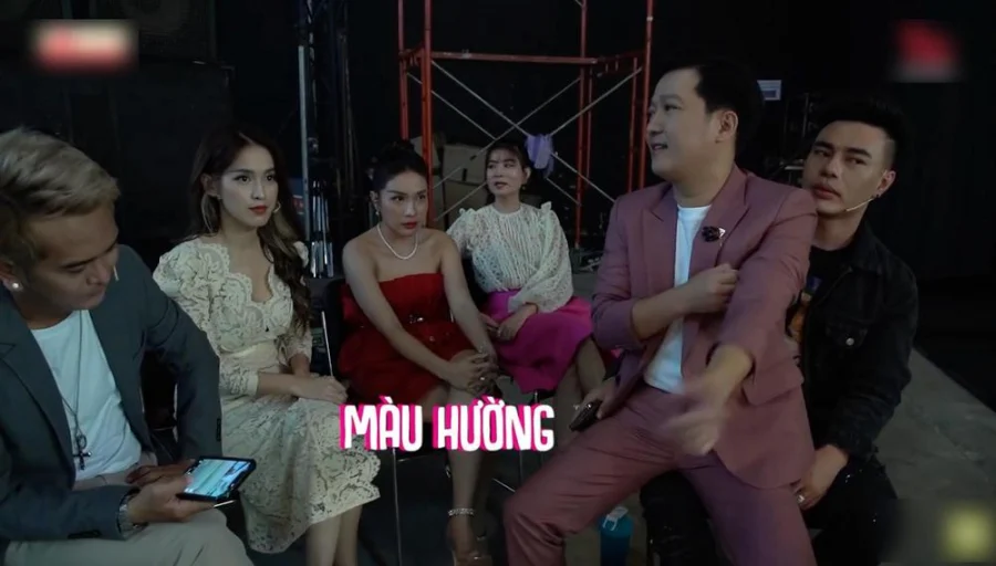 Mới đây, Trường Giang xuất hiện với bộ vest màu hồng, mang giày với nhiều chi tiết đinh lại còn xịt nước hoa thơm phức. Nam danh hài bị dàn khách mời, đặc biệt là Lê Dương Bảo Lâm 