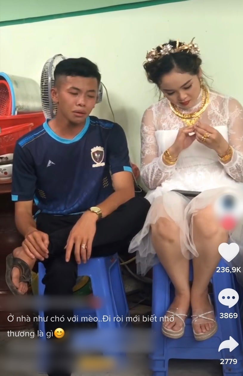 Chàng trai tỉ te với chị