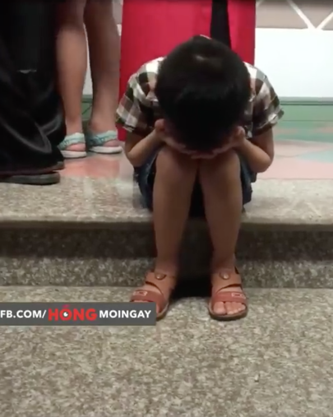 Biểu cảm  thương yêu của câu bé 3 tuổi ngày chị lấy chồng