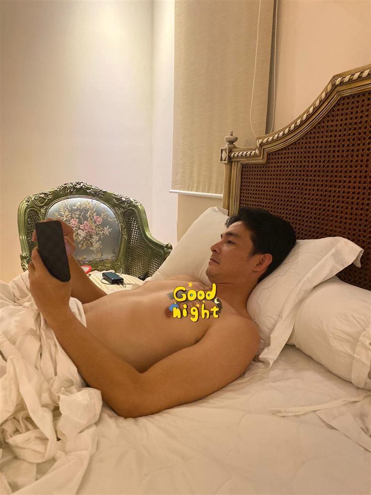 Quách Ngọc Ngoan chia sẻ hình ảnh thư giãn trong phòng riêng. Tuy nhiên anh gây chú ý bằng hành động che hình xăm tình cũ Phượng Chanel trên ngực. Điều này khiến cư dân mạng xôn xao. Nhiều người không hiểu lý do Quách Ngọc Ngoan phải che chắn hình xăm dù trước đó vẫn thoải mái để lộ, và không biết trong tương lai nam diễn viên có ý định xóa hình xăm không.