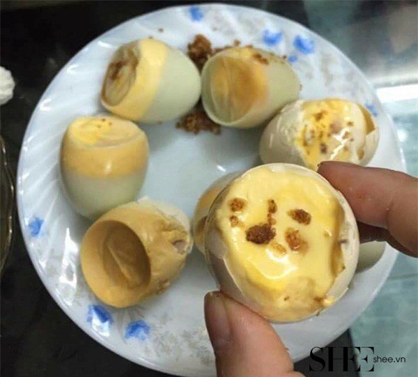 Không cho trẻ ăn trứng ung mốc