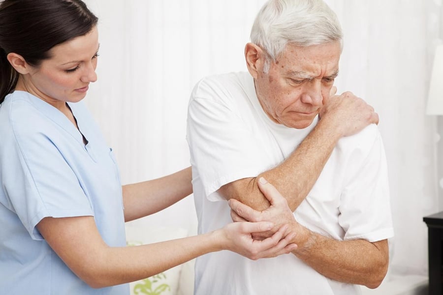 Người xương khớp không nên vân động mạnh