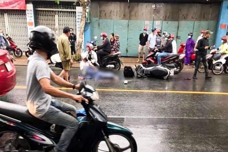 Hình ảnh người cha ôm thi thể con gái gào khóc giữa đường (Ảnh: LĐO)