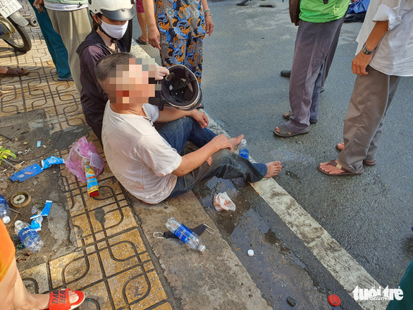 Người dân thăm hỏi, động viên người cha sau tai nạn (Ảnh: TTO)