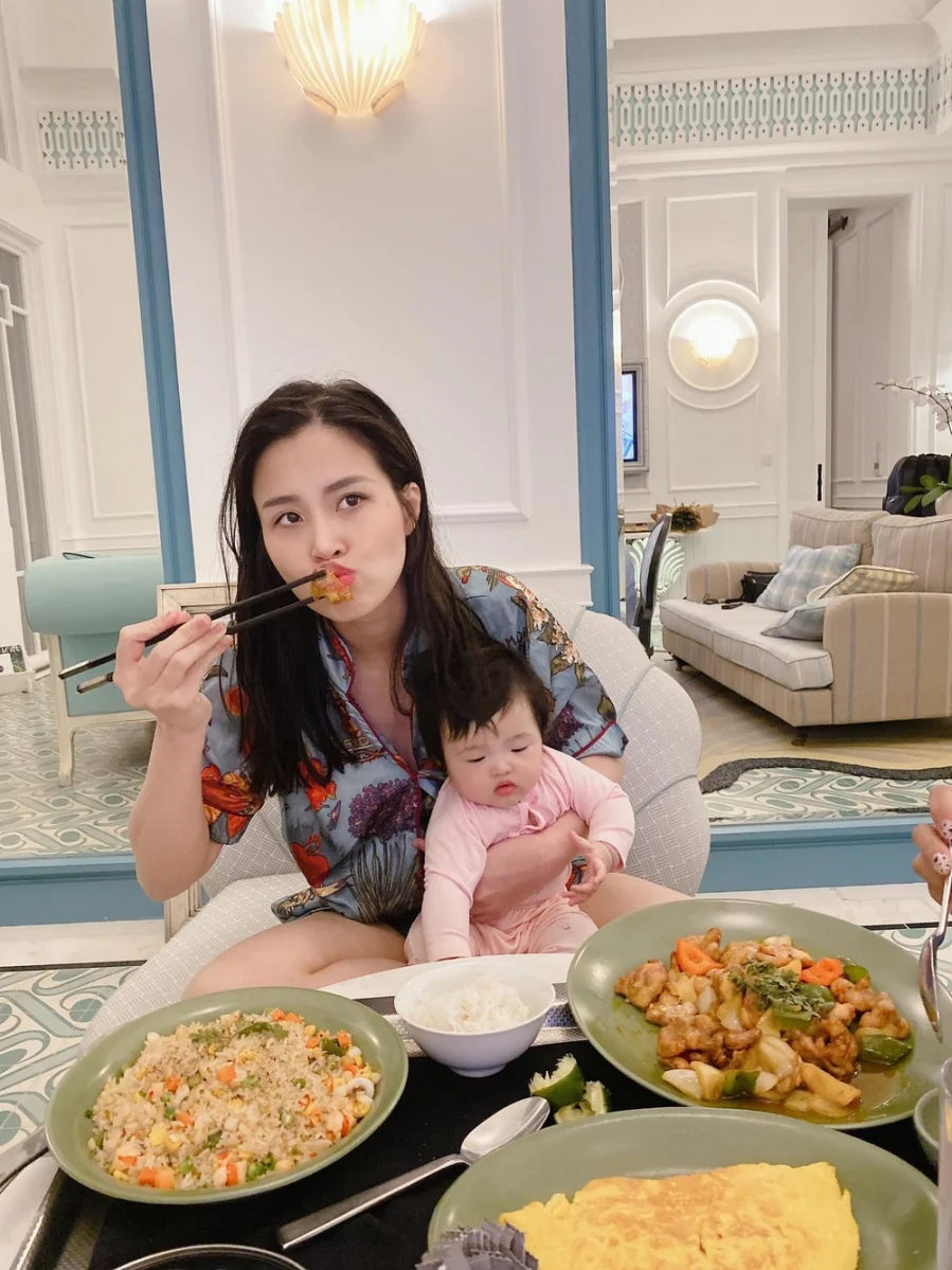 Đông Nhi đã đăng tải hình ảnh ngồi trong phòng nghỉ ở Phú Quốc. Thay vì thảnh thơi, ăn uống nhẹ nhàng sang chảnh thì cô lại đầu bù tóc rối