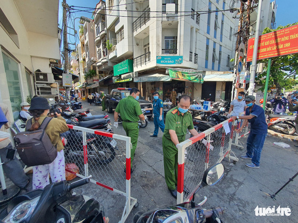 Hẻm  287 Nguyễn Đình Chiểu, phường 5, quận 3 của bệnh nhân bị phong toả (Ảnh: Tuổi trẻ)