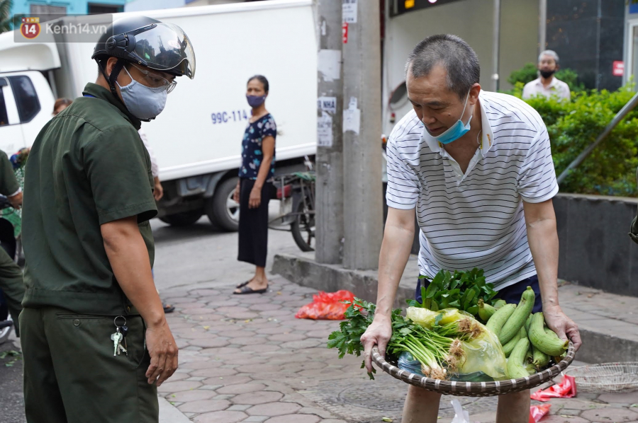 Bất chấp, tiểu thương vẫn mở bán các mặt hàng thực phẩm tại chợ cóc  (Ảnh: Doanh nghiệp và Tiếp thị) 