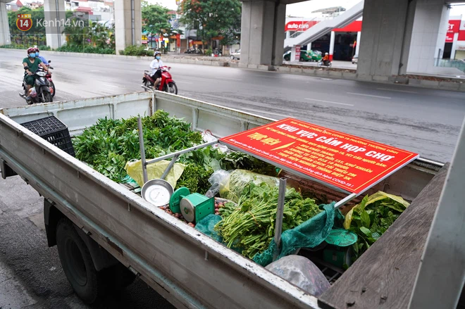 Các hàng hoá, thực phẩm thu được sẽ tập kết về trụ sở công an phường và chờ các tiểu thương lên nộp phạt và ký cam kết không tái phạm sau đó sẽ được trả lại số hàng vi phạm (Ảnh: Doanh nghiệp và Tiếp thị)    