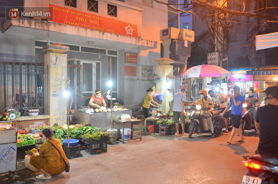 Ban ngày hay về tối, chợ cóc vẫn tấp nập (Ảnh: Doanh nghiệp và Tiếp thị)