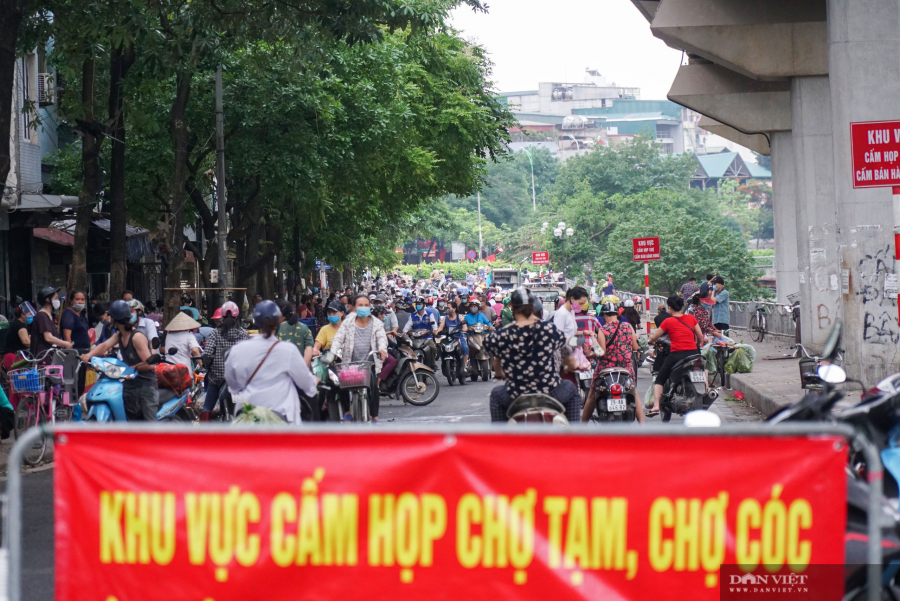 Chen  lấn vỉa hè không chỉ làm mất mỹ quan đô thị mà còn là một trong những nguyên nhân gây cản trở, ùn tắc giao thông và nảy sinh nhiều nguy cơ về tai nạn giao thông đường bộ (Ảnh: Dân Việt)