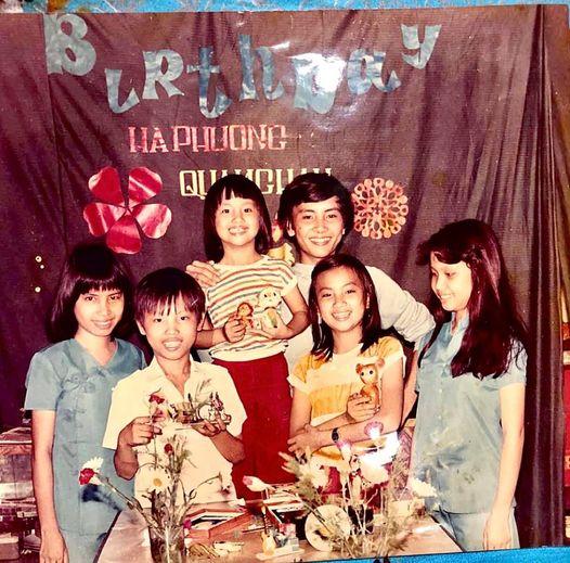 Minh Tuyết (áo kẻ ngang nhiều màu) - Hà Phương (áo vàng) - Cẩm Ly (phải ngoài cùng).