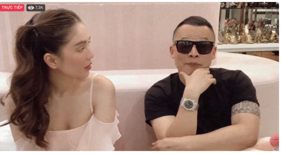 Ngọc Trinh và Vũ Khắc Tiệp đã lên sóng livestream kể tất tần tật về Shbet16 chơi game trực tuyến cá nhân. Cô tiết lộ tập vlog đắt nhất sẽ được chiếu trong khoảng 1 đến 2 tuần nữa, có giá hơn 10 tỷ đồng. Đồng thời cả hai còn chia sẻ về giải thưởng Người đẹp thời trang Bình Dương năm xưa. 