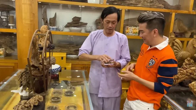 NS Hoài Linh từ lâu đã được biết đến là nghệ sĩ có lối sống cùng phong cách giản dị. Tuy nhiên anh cũng là một trong những 