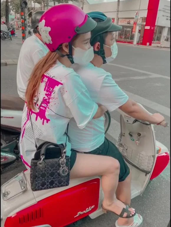 MXH đang truyền tay nhau hình ảnh siêu đáng yêu của Trường Giang và Nhã Phương đang đèo nhau đi xe máy. Nhã Phương lại còn ôm bụng chồng cực tình cảm. Nhiều người đồn đoán rằng 2 vợ chồng nhà này đang 