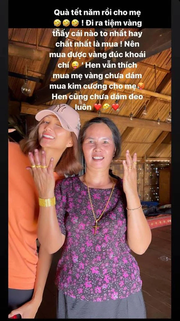 H'Hen Niê nổi tiếng là nàng hậu có lối sống giản dị và tấm lòng hiếu thảo với bố mẹ. Đầu năm 2021, người đẹp đã dành tiền để mua vàng tặng bố mẹ. Nhưng cho đến hôm nay cô mới chia sẻ: 