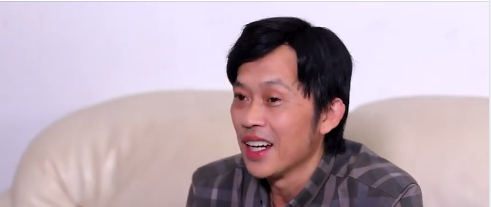 Chuỗi lùm xùm nghệ sĩ Hoài Linh và khoản tiền 13 tỷ đồng từ thiện miền Trung đang gây chú ý. Hoài Linh đã đích thân lên tiếng, làm rõ tất tần tật về chuyện từ thiện. Tạm gác lại những lời giải thích, điều khiến đông đảo netizen chú ý nhất trong đoạn clip lại chính là gương mặt hốc hác, thiếu sức sống của nam nghệ sĩ. Không khó để nhận ra, giữa tâm bão, NS Hoài Linh không thể che dấu sự mệt mỏi lộ rõ trên gương mặt, đặc biệt là đôi mắt sưng húp, thâm quầng.