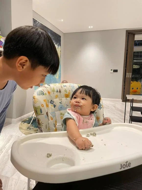 Cường Đô La đăng tải khoảnh khắc của con gái khi ăn kèm dòng caption: 