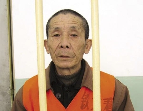 nguoi-dan-ong-di-cuop-de-duoc-ngoi-tu